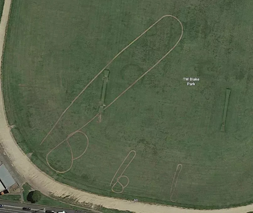 3 hình vẽ "dị vật" với kích thước khách nhau trên thảm cỏ của một công viên tại thành phố Melborne, Australia. Ảnh: The Sun