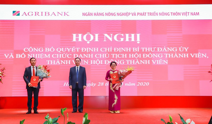 Ông Phạm Đức Ấn (ngoài cùng bên trái) và bà Đỗ Thị Nhàn tại buổi lễ (Nguồn: Agribank)