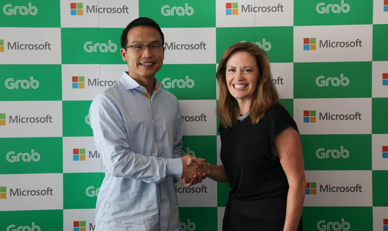 CEO Grab Ming Maa và Phó Chủ tịch điều hành Microsoft Peggy Johnson. Ảnh: Microsoft News