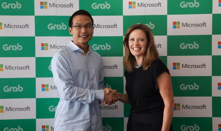 CEO Grab Ming Maa và Phó Chủ tịch điều hành Microsoft Peggy Johnson. Ảnh: Microsoft News