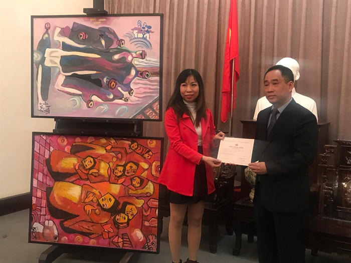 Ông Nguyễn Anh Minh trao giấy chứng nhận tiếp nhận tác phẩm cho đại diện gia đình họa sĩ Ông Nguyễn Anh Minh trao giấy chứng nhận tiếp nhận tác phẩm cho đại diện gia đình họa sĩ