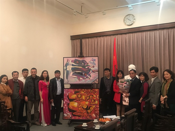 Các cán bộ Bảo tàng Mỹ thuật Việt Nam và đại diện gia đình họa sĩ tại lễ tiếp nhận Các cán bộ Bảo tàng Mỹ thuật Việt Nam và đại diện gia đình họa sĩ tại lễ tiếp nhận