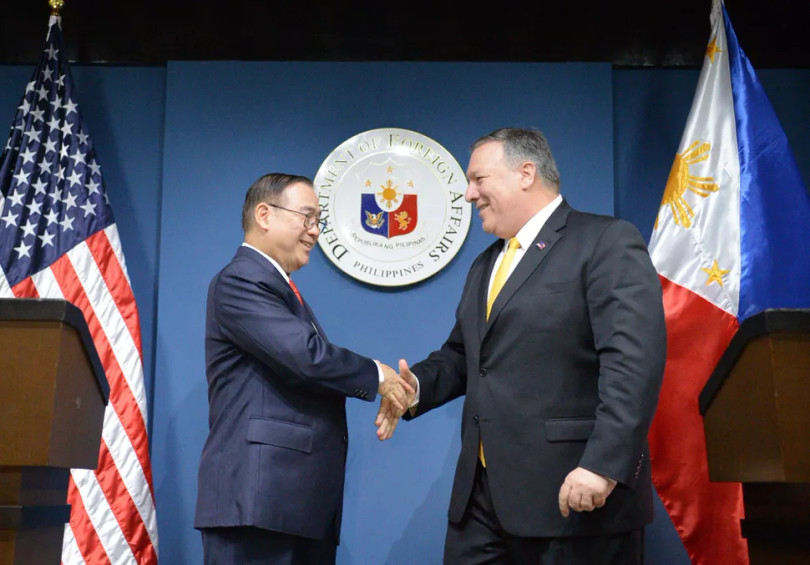 Bộ trưởng Ngoại giao Philippines Teodoro Locsin (trái) bắt tay với Ngoại trưởng Mỹ Michael Pompeo (phải) sau cuộc họp báo chung tại văn phòng đối ngoại ở Manila. Ảnh: CNET