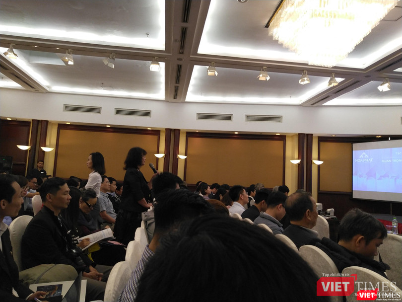 Một cổ đông nữ đặt câu hỏi cho Chủ tịch HĐQT Tập đoàn Hòa Phát (Ảnh: P.D)
