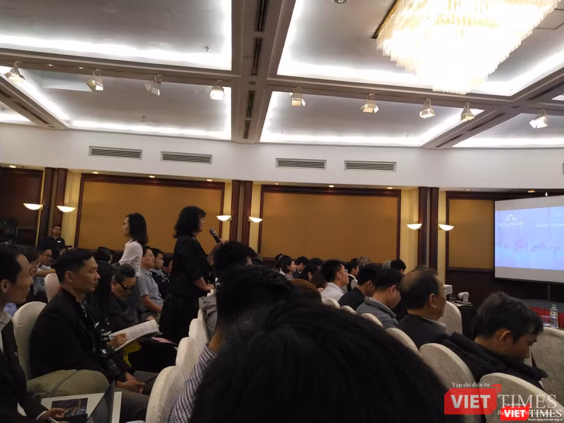 Một cổ đông nữ đặt câu hỏi cho Chủ tịch HĐQT Tập đoàn Hòa Phát (Ảnh: P.D)