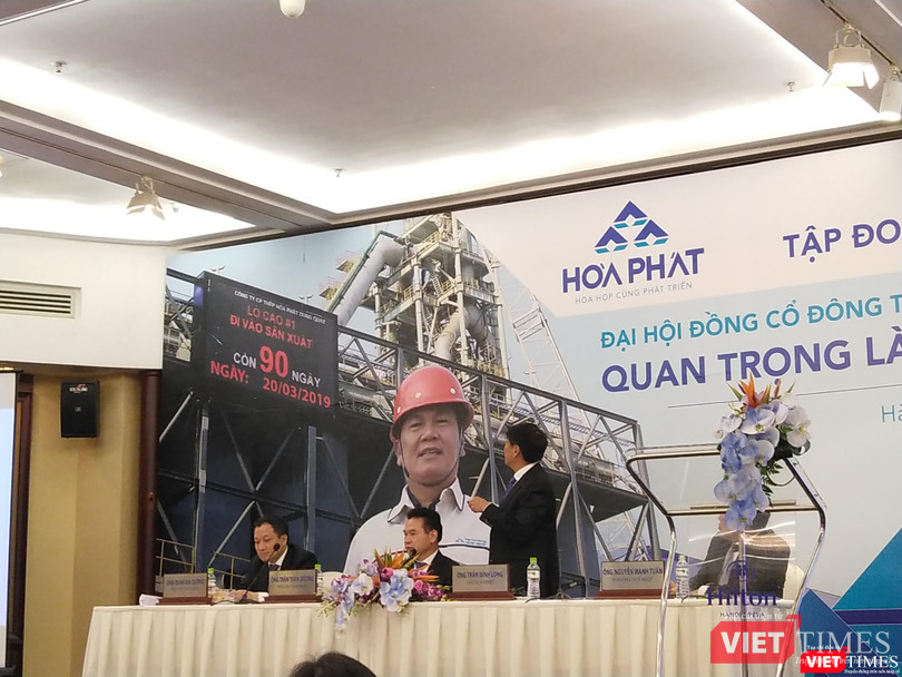 Ông Trần Đình Long chia sẻ thêm thông tin tới cổ đông về tiến độ dự án KLH gang thép Dung Quất (Ảnh: P.D)