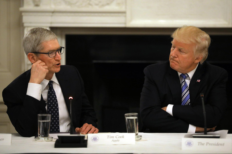CEO Apple Tim Cook gặp gỡ Tổng thống Donald Trump tại Nhà trắng. Ảnh: Independent