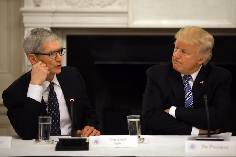CEO Apple Tim Cook gặp gỡ Tổng thống Donald Trump tại Nhà trắng. Ảnh: Independent