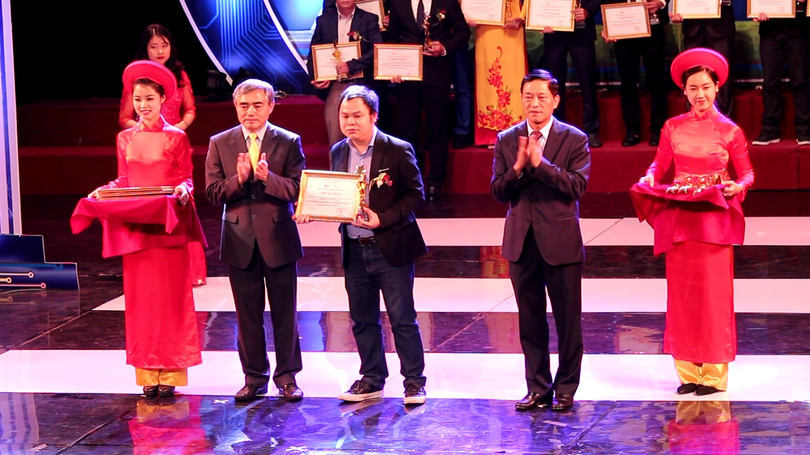 ông Hà Thanh Tùng đại diện Nextify nhận giải thưởng Vietnam Digital Awards 2018