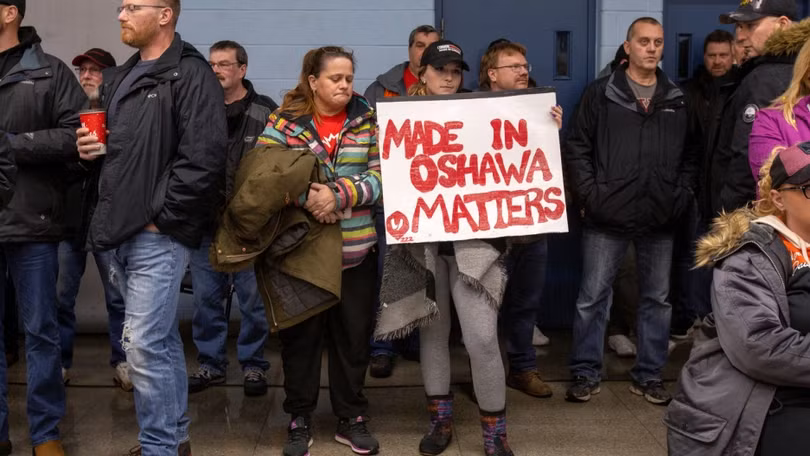 Công nhân tại nhà máy General Motors tại thành phố Oshawa, tỉnh Ontario đình công phản đối chính sách cắt giảm nhân lực. Ảnh: PRI