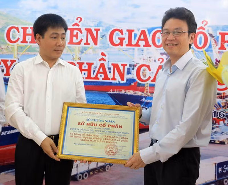 Ông Lê Hồng Thái (bên trái) làm đại diện cho Cty Khoáng sản Hợp Thành tiếp nhận Sổ chứng nhận sở hữu cổ phần tại Cảng Quy Nhơn (Ảnh: Báo Bình Định)
