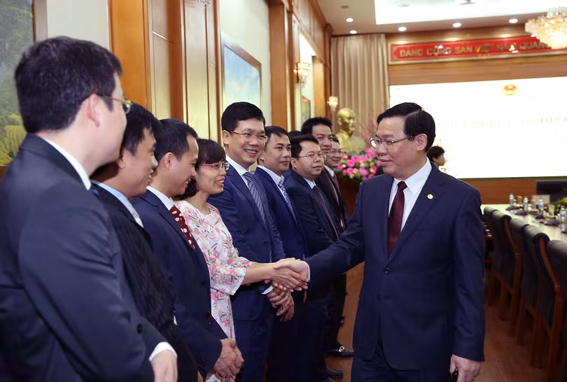 Phó Thủ tướng Vương Đình Huệ cùng các cán bộ, công chức của Ủy ban Quản lý vốn Nhà nước tại doanh nghiệp (Ảnh: VGP/Thành Chung)