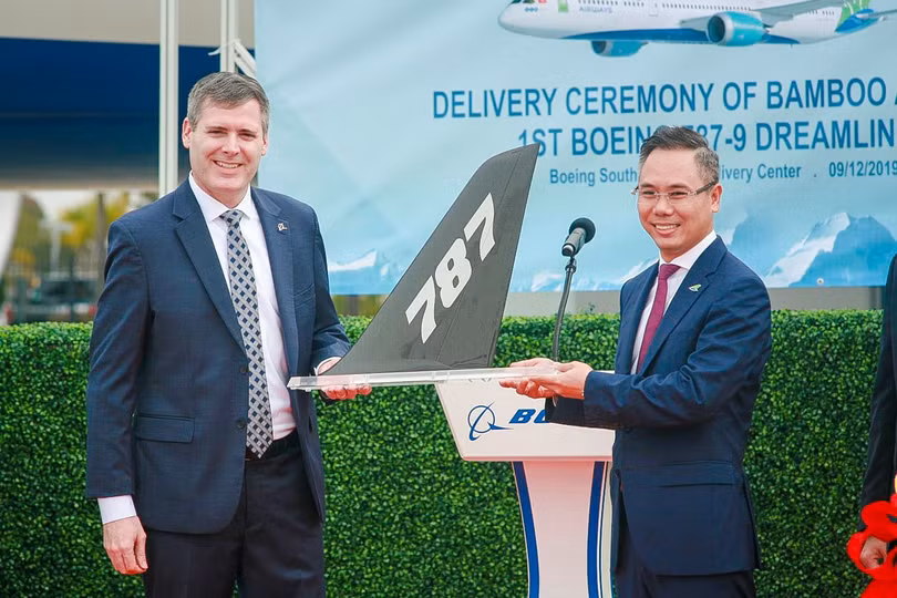 Đại diện Boeing (bên trái) và Bamboo Airways (bên phải) tại sự kiện