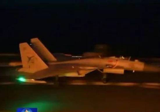 Hải quân Trung Quốc thành công trong việc cất hạ cánh đêm trên tàu sân bay.Ảnh TopWar