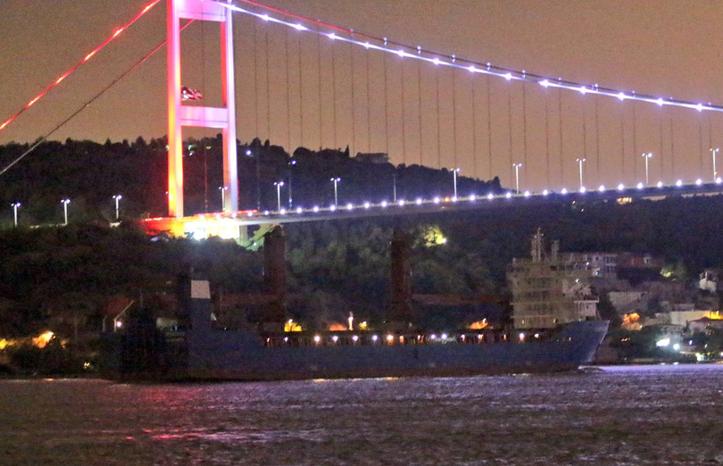 Tàu vận tải hạng nặng Ro-Ro Sparta III đi qua eo biển Bosphorus thuộc Thổ Nhĩ Kỳ Tàu vận tải hạng nặng Ro-Ro Sparta III đi qua eo biển Bosphorus thuộc Thổ Nhĩ Kỳ