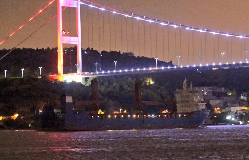 Tàu vận tải hạng nặng Ro-Ro Sparta III đi qua eo biển Bosphorus thuộc Thổ Nhĩ Kỳ Tàu vận tải hạng nặng Ro-Ro Sparta III đi qua eo biển Bosphorus thuộc Thổ Nhĩ Kỳ