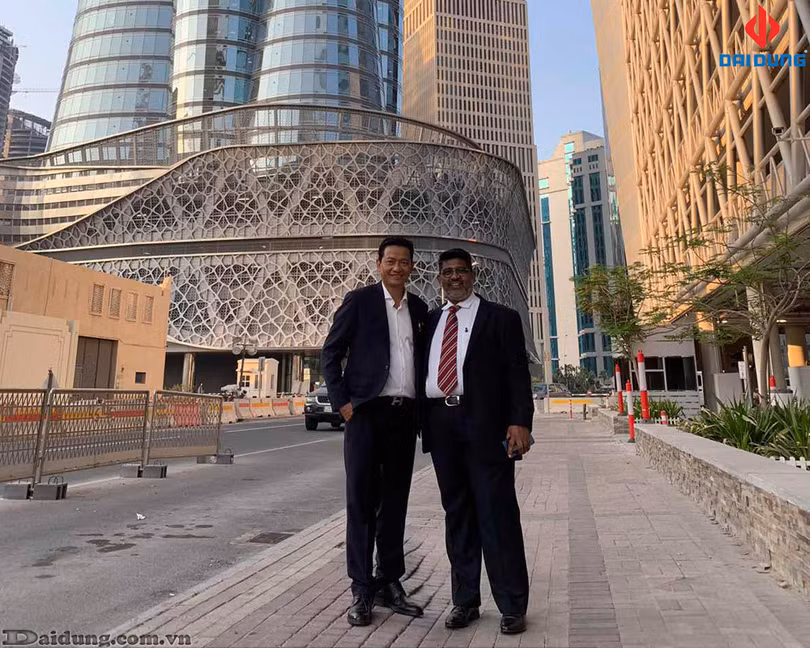 Ông Trịnh Tiến Dũng (bên trái) chụp ảnh cùng đối tác tại Qatar (Nguồn: Đại Dũng)