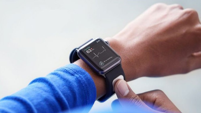 Tạp chí Bloomberg cho rằng Apple Watch Series có khả năng đo rung chấn tâm nhĩ thông qua thao tác dùng 2 ngón tay siết dây đeo. Ảnh: T3