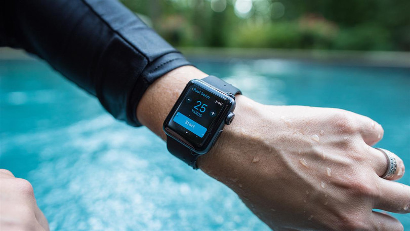 Apple Watch Series 2 cải tiến khả năng chống nước từ "splash-proof" lên "swim-proof". Ảnh: WSJ
