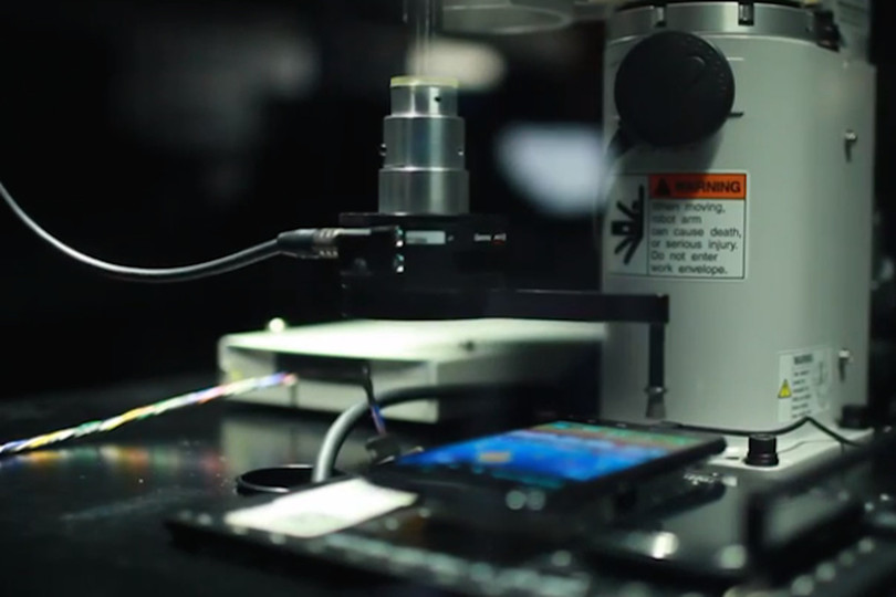 Robot kiểm tra chất lượng smartphone, Tappy Mobile. Ảnh: Recode Robot kiểm tra chất lượng smartphone, Tappy Mobile. Ảnh: Recode