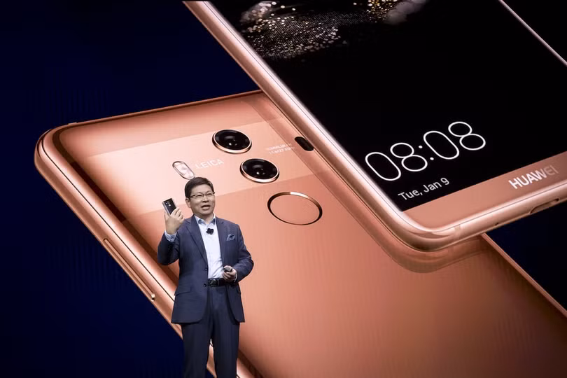 CEO điện tử tiêu dùng Huawei, Richard Yu giới thiệu Mate 10 tại CES 2018. Ảnh: CBC