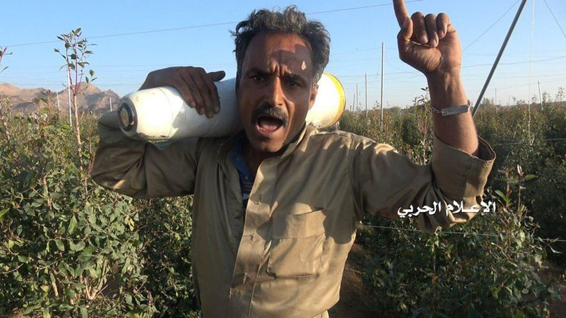 Người dân Yemen mang về một quả đạn không đối đất AKD-10 Trung Quốc sản xuất từ xác chiếc drone Wing Loong. Ảnh Truyền thông quân đội Yemen