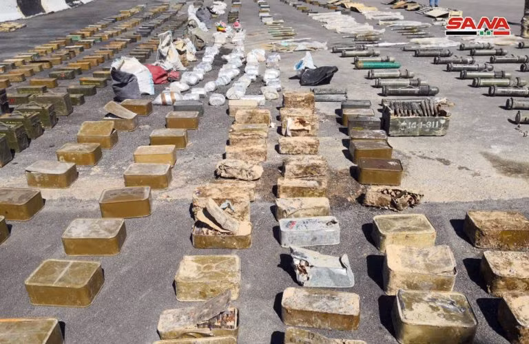 Vũ khí trang bị do quân đội Syria thu giữ được trên vùng ngoại ô Damascus. Ảnh: SANA.