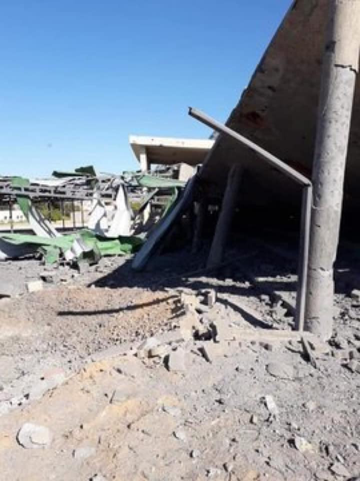 Một công trình sụp đổ, được cho là trúng bom của lực lượng LNA. Ảnh South Front