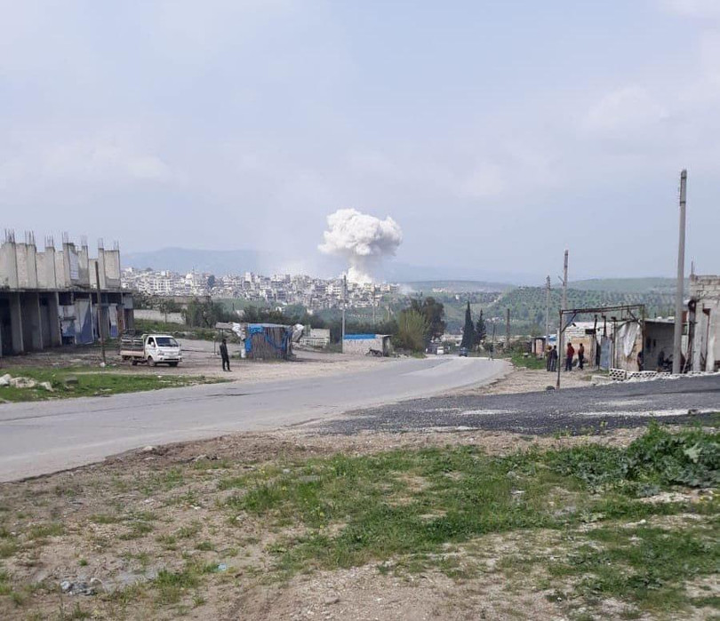 Lực lượng Hải quân Nga phóng tên lửa hành trình tấn công các nhóm Hồi giáo cực đoan ngoại ô thành phố Jisr Al-Shughour. Ảnh: Muraselon.