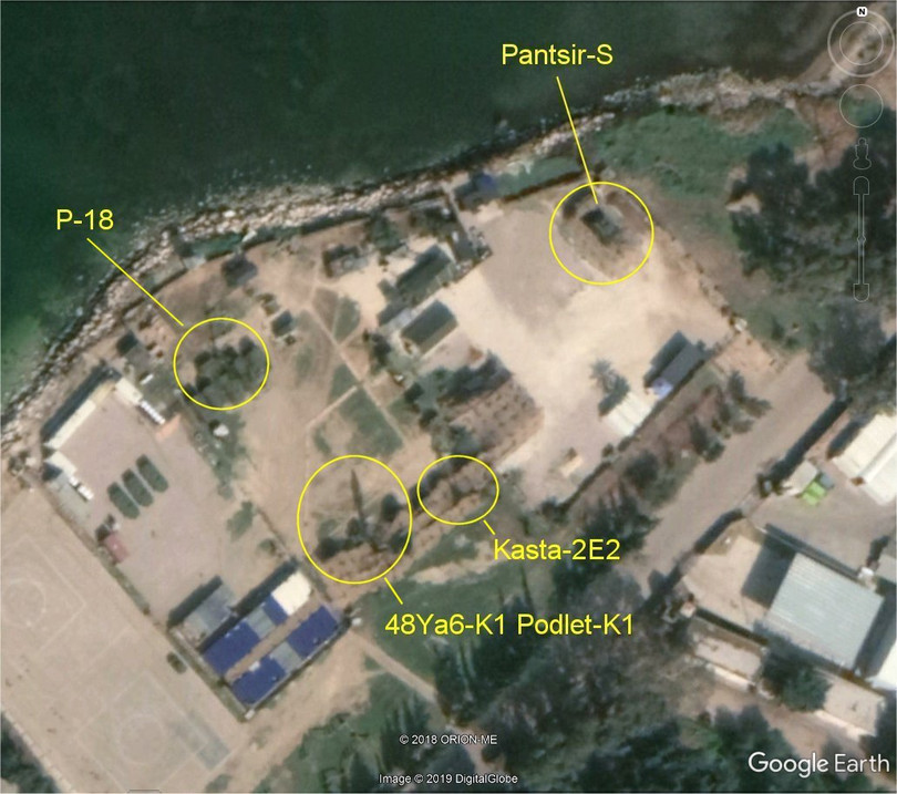 Hai tổ hợp pháo - tên lửa phòng không Pantsir-S1, đài radar tầm xa P-18 và các khí tài khác trên căn cứ Hải quân Nga Tartus.