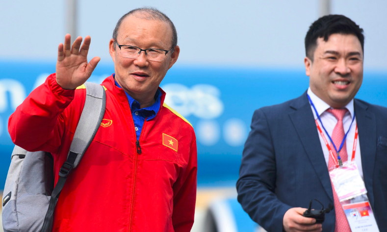 HLV Park Hang-seo vẫy chào người hâm mộ (Ảnh: VnExpress) HLV Park Hang-seo vẫy chào người hâm mộ