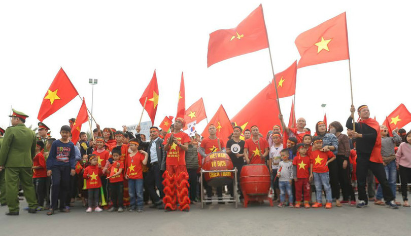 Người hâm mộ Việt Nam mang theo trống và cờ chào đón đội tuyển (Nguồn: VnExpress) 26.01 - 8