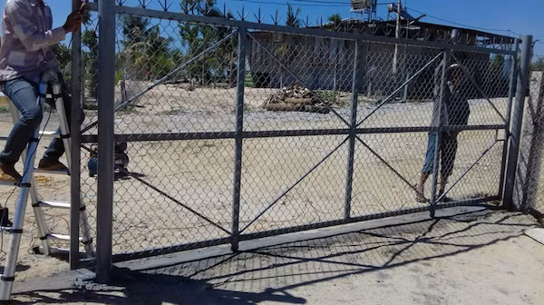 Hàng rào dựng trên đất lấn chiếm Hàng rào dựng trên đất lấn chiếm