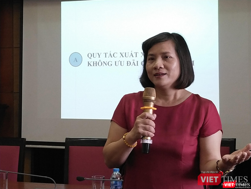 Bà Trần Thị Thu Hương - Giám đốc Trung tâm xác nhận chứng từ thương mại (VCCI) - chia sẻ tại buổi tọa đàm (Ảnh: VT)