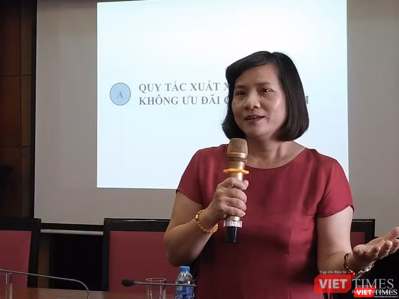 Bà Trần Thị Thu Hương - Giám đốc Trung tâm xác nhận chứng từ thương mại (VCCI) - chia sẻ tại buổi tọa đàm (Ảnh: VT)