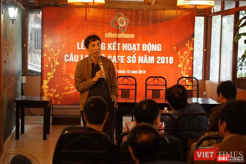 Chiều cuối năm 2018, TS. Võ Trí Thành chia sẻ với các thành viên CLB Cafe số về triển vọng kinh tế Việt Nam 2019. (Ảnh: Hoàng Nguyên)