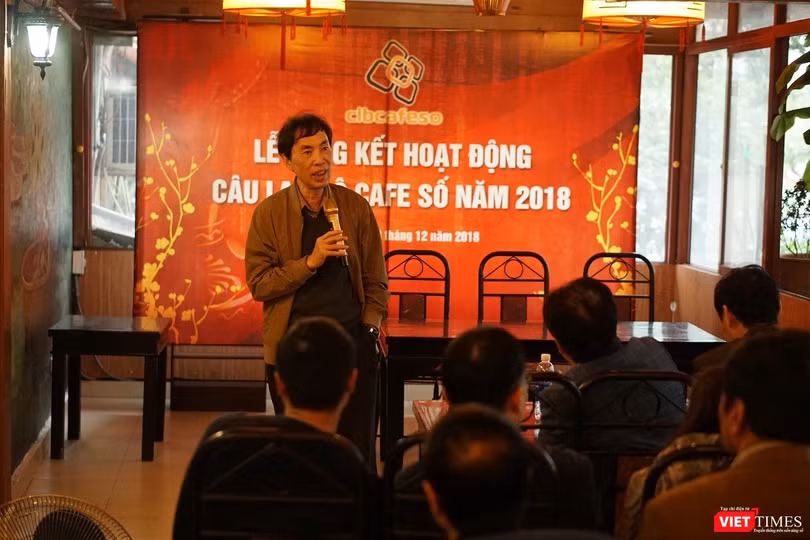 Chiều cuối năm 2018, TS. Võ Trí Thành chia sẻ với các thành viên CLB Cafe số về triển vọng kinh tế Việt Nam 2019. (Ảnh: Hoàng Nguyên)