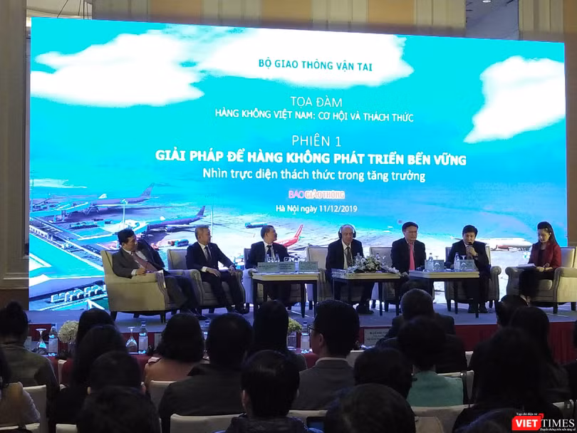 Toàn cảnh buổi tọa đàm "Hàng không Việt Nam: Cơ hội và thách thức" Toàn cảnh buổi tọa đàm "Hàng không Việt Nam: Cơ hội và thách thức"