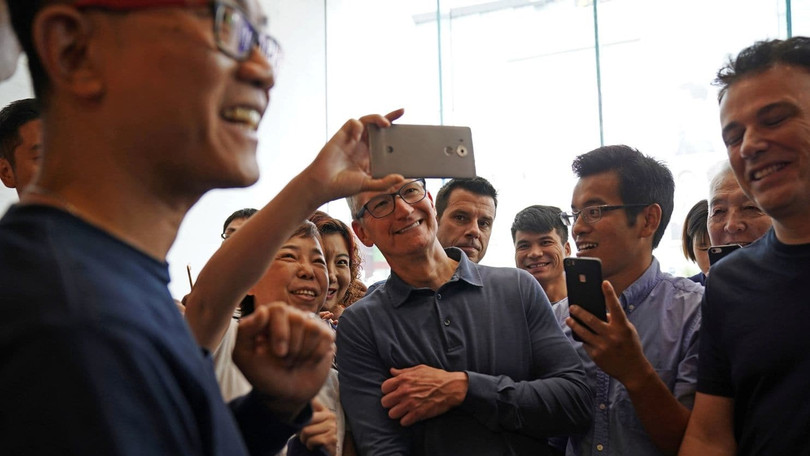 CEO Apple selfie với người dùng Trung Quốc tại một cửa hàng ở Thượng Hải ngày 9/10. Nguồn: CultofMac