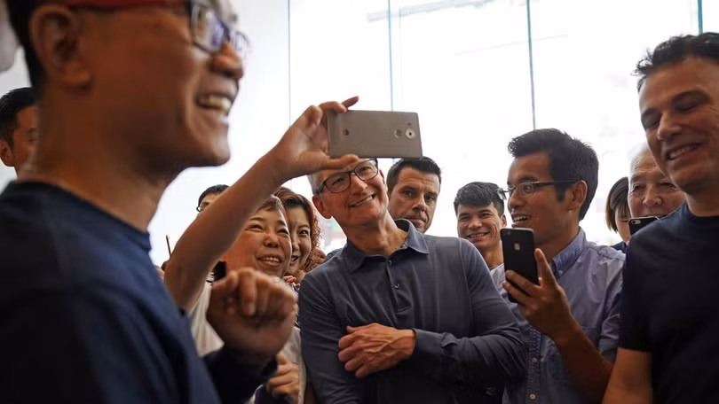 CEO Apple selfie với người dùng Trung Quốc tại một cửa hàng ở Thượng Hải ngày 9/10. Nguồn: CultofMac