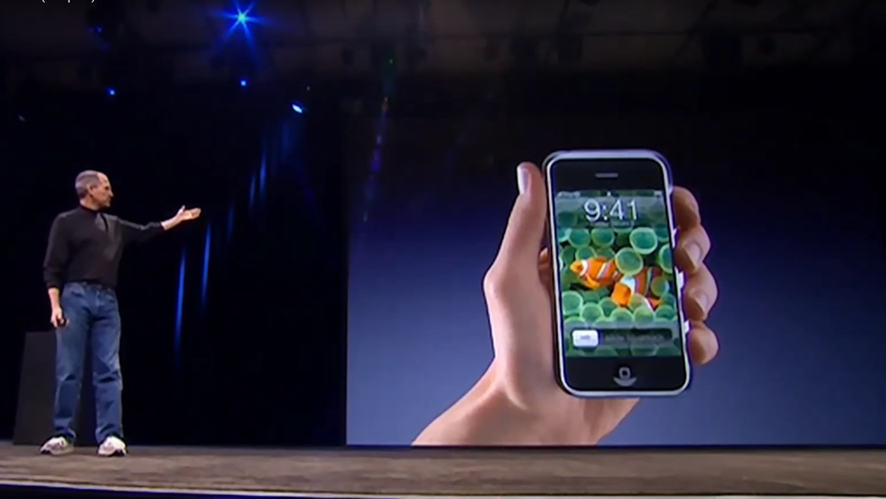 CEO Apple, Steve Jobs giới thiệu iPhone vào đúng thời điểm 9:41 sáng 9/1/2007. Ông Jobs mô tả đây là thiết bị tích hợp giữa chiếc iPod, điện thoạn và công cụ kết nối Internet. Ảnh: Apple CEO Apple, Steve Jobs giới thiệu iPhone vào đúng thời điểm 9:41 sáng 9/1/2007. Ông Jobs mô tả đây là thiết bị tích hợp giữa chiếc iPod, điện thoạn và công cụ kết nối Internet. Ảnh: Apple