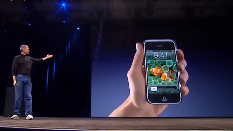CEO Apple, Steve Jobs giới thiệu iPhone vào đúng thời điểm 9:41 sáng 9/1/2007. Ông Jobs mô tả đây là thiết bị tích hợp giữa chiếc iPod, điện thoạn và công cụ kết nối Internet. Ảnh: Apple