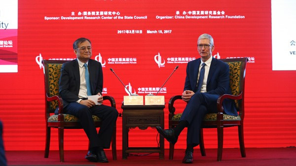 Bí thư Thành ủy Thượng Hải Lý Cường và CEO Apple Tim Cook tại Hội thảo Phát triển Trung Quốc lần thứ 18. Đây là chuyến công du thứ 10 của ông Cook tới quốc gia triệu dân. Nguồn: ChinaDaily