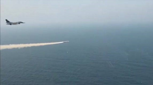 Máy bay chiến đấu F-2 Nhật Bản phóng tên lửa siêu âm ASM-3 thử nghiệm. Ảnh: Military Leak.