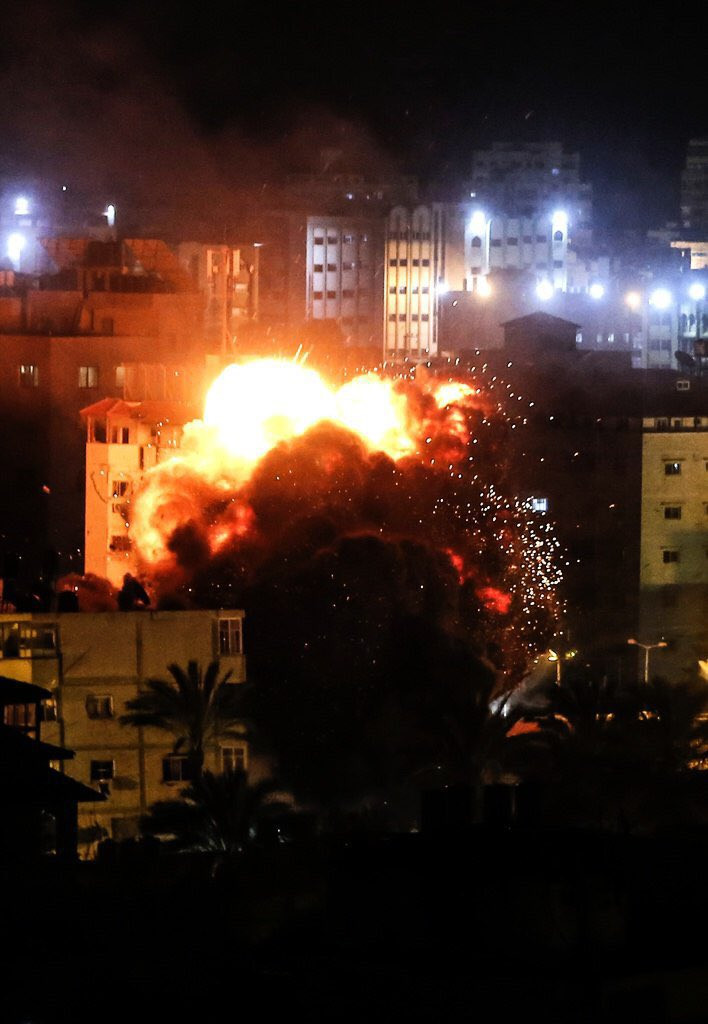 Không quân Israel đánh phá địa điểm được cho là trung tâm chỉ huy an ninh của lực lượng Hamas ở Dải Gaza. Ảnh: tài khoản Twitter quân đội Israel.