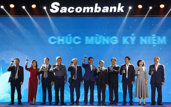 Ông Dương Công Minh và ông Đặng Văn Thành tại buổi lễ kỷ niệm 28 năm thành lập của Sacombank (Ảnh: Vietnambiz) Ông Dương Công Minh và ông Đặng Văn Thành tại buổi lễ kỷ niệm 28 năm thành lập của Sacombank (Ảnh: Vietnambiz)