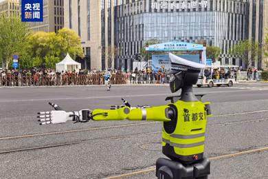 Robot cảnh sát Thiên Dật đang điều hành giao thông. Ảnh: Guancha.