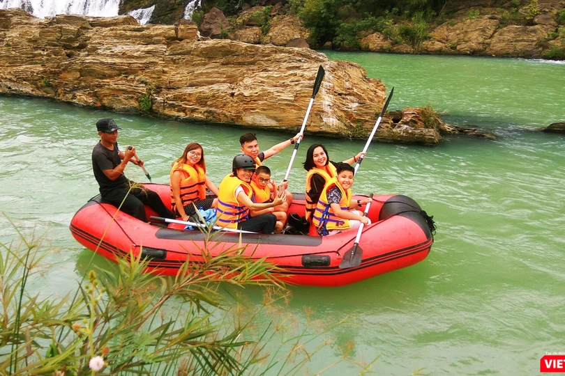 Chèo xuồng giữa những doi đá cổ trăm triệu năm dọc sông Sêrêpôk