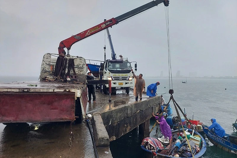 Ngư dân Đà Nẵng chủ động ứng phó với bão số 12