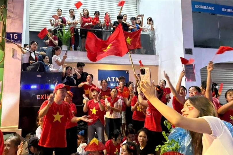 Trắng đêm chờ xem duyệt binh: Những khúc ca, vòng tay gắn kết đồng bào